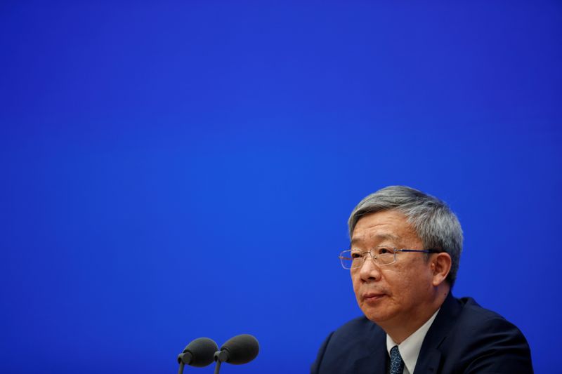 &copy; Reuters. 　３月２９日、中国人民銀行（中央銀行）の易綱総裁（写真）は、海南省で開催されている博鰲（ボアオ）フォーラムに出席し、中国のグリーンローン残高は現在２２兆元（３兆２０００億