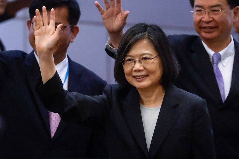 &copy; Reuters. La presidenta de Taiwán, Tsai Ing-wen, saluda cerca de la puerta de embarque el día de su partida hacia Nueva York para iniciar su viaje a Guatemala y Belice, en Taoyuan, Taiwán, 29 de marzo de 2023. REUTERS/Ann Wang