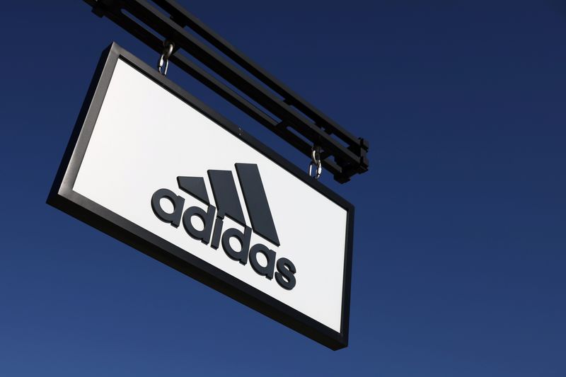 &copy; Reuters. Rótulo de Adidas en su tienda en el Woodbury Common Premium Outlets en Central Valley, Nueva York