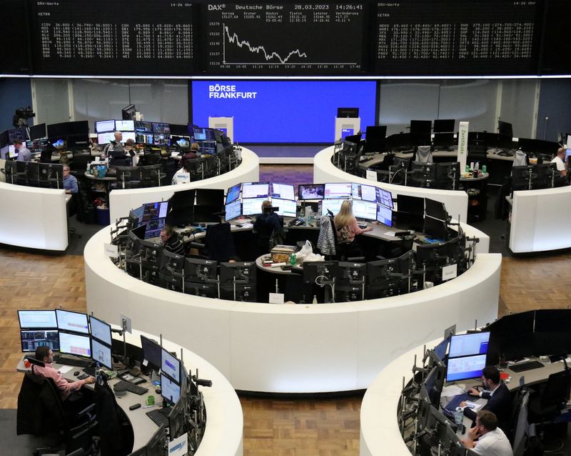 &copy; Reuters. شاشة تعرض بيانات مؤشر داكس الألماني في بورصة فرانكفورت يوم الثلاثاء. تصوير رويترز.