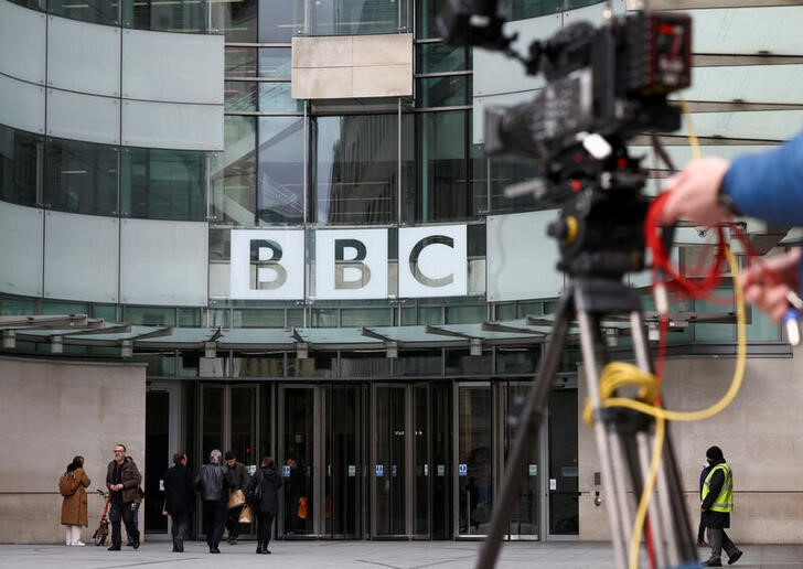 © Reuters. A camera is seen outside the British Broadcasting Corporation (BBC) headquarters in London, Britain, March 13, 2023. REUTERS/Henry Nicholls