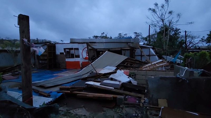 &copy; Reuters. FOTO DE ARCHIVO: Daños tras el paso del ciclón Kevin, en Port Vila, Vanuatu, 4 de marzo de 2023, en una captura de pantalla obtenida de un vídeo en las redes sociales. REUTERS/DevMode