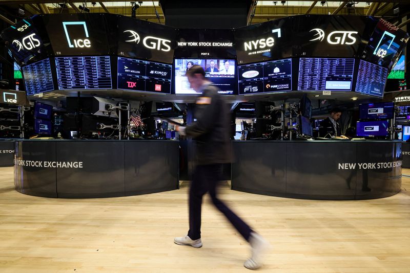 &copy; Reuters. FILE PHOTO: Traders work on the floor of the New York Stock Exchange (NYSE) in New York City, U.S., March 28, 2023.  REUTERS/Brendan McDermid