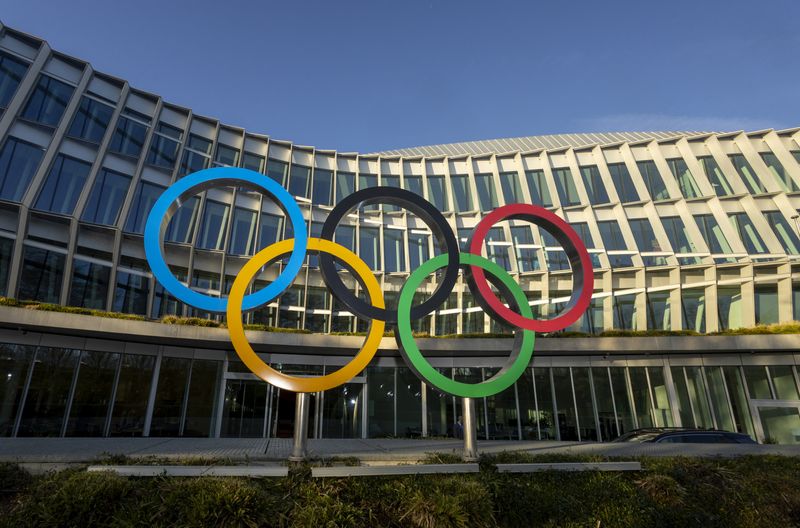 &copy; Reuters.  الحلقات الأولمبية أمام البيت الأولمبي  خلال اجتماع المجلس التنفيذي للجنة الأولمبية الدولية  في مدينة لوزان بسويسرا يوم الثلاثاء. تصوير: دي