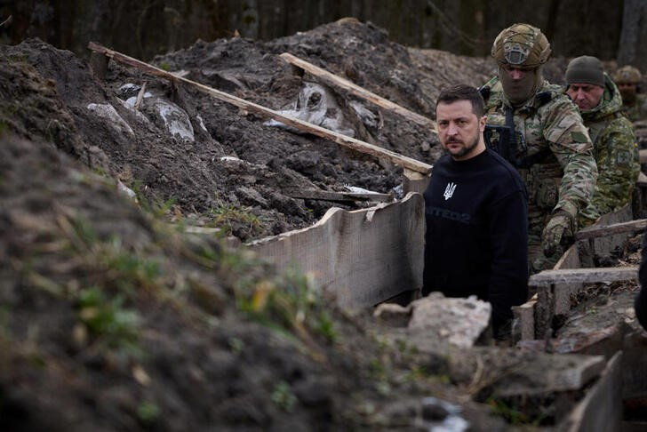 © Reuters. Ukraine's President Volodymyr Zelenskiy visits positions of Ukrainian Border Guards near the border with Russia, amid Russia's attack on Ukraine, in Sumy region, Ukraine March 28, 2023. Ukrainian Presidential Press Service/Handout via REUTERS 