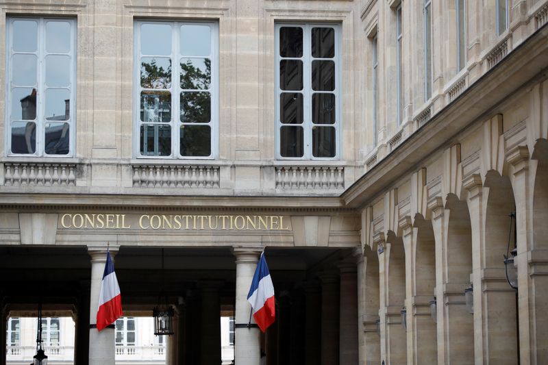 &copy; Reuters. Des drapeaux français sont accrochés devant l'entrée du Conseil Constitutionnel à Paris, France. /Photo d'archive/REUTERS/Sarah Meyssonnier