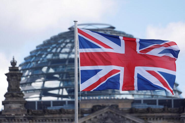 &copy; Reuters. La bandera británica ondea frente al edificio del Reichstag antes de la visita del rey Carlos, en Berlín, Alemania. 28 marzo 2023. REUTERS/Michelle Tantussi