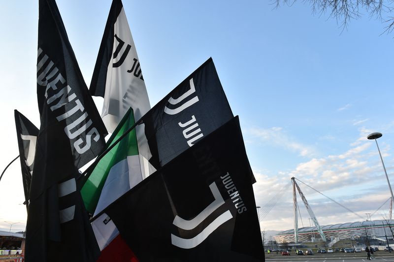 &copy; Reuters. Bandiere della Juventus all'esterno dell'Allianz Stadium, Torino, Italia, 22 gennaio 2023. REUTERS/Massimo Pinca