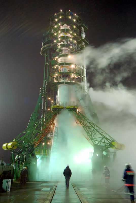 &copy; Reuters. Une fusée Soyouz transportant le satellite français COROT se tient sur sa rampe de lancement au cosmodrome de Baïkonour avant le lancement le 27 décembre 2006. Le projet de satellite COROT, piloté par la France, vise à rechercher de nouvelles planè