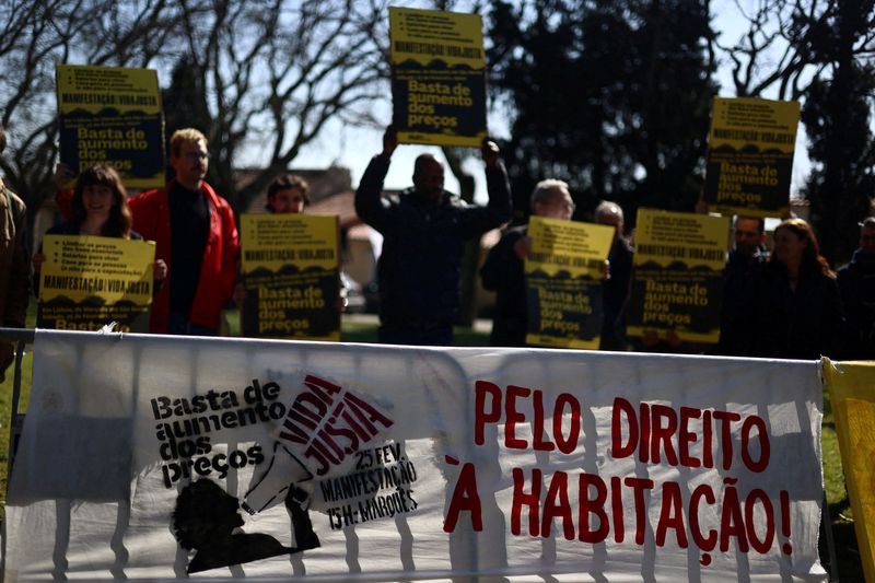 &copy; Reuters. FILE PHOTO: Protesters take part in a demonstration outside the Government cabinet meeting that started the process for ruling on the housing crisis in Lisbon, Portugal, February 16, 2023. REUTERS/Pedro Nunes/File Photo