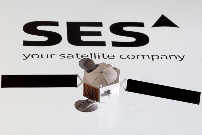 &copy; Reuters. Illustration du logo de SES et un satellite. /Illustration diffusée le 4 avril 2022/REUTERS/Dado Ruvic