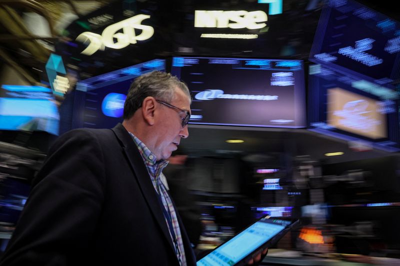 &copy; Reuters. Un trader à la Bourse de New York (NYSE). /Photo prise le 28 mars 2023/REUTERS/Brendan McDermid
