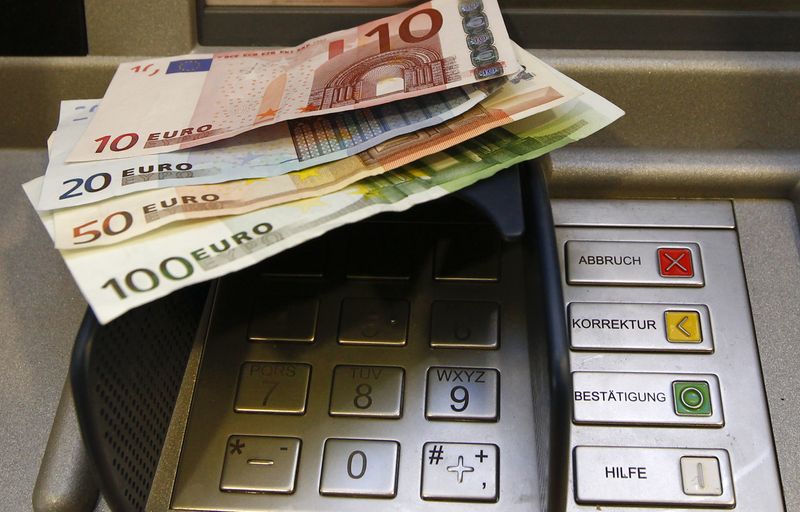 &copy; Reuters. Un'immagine di banconote in euro presso uno sportello automatico a Berlino, 15 gennaio 2011.     REUTERS/Fabrizio Bensch