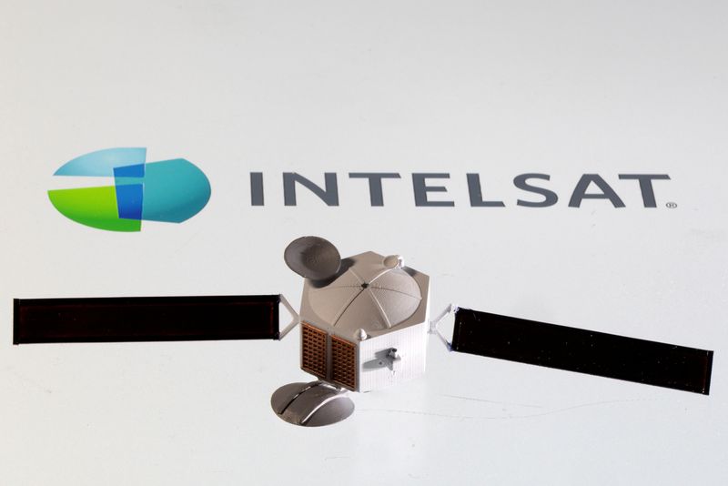 © Reuters. Un satellite et le logo Intelsat. /Illustration diffusée le 4 avril 2022/REUTERS/Dado Ruvic