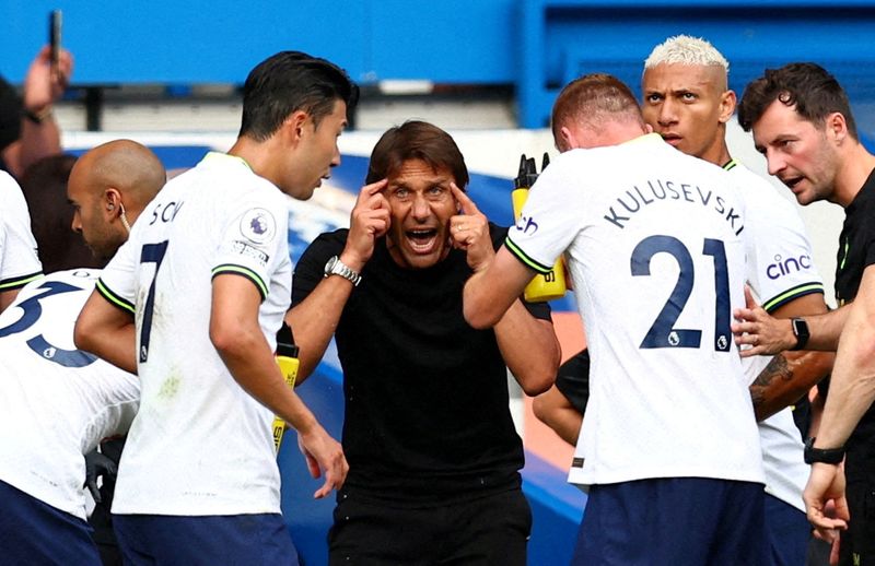 &copy; Reuters. Técnico Antonio Conte falando com Son e outros jogadores do Tottenham
14/08/2022
REUTERS/David Klein