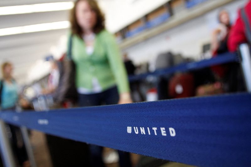 &copy; Reuters. FILE PHOTO: Passengers wait to check-in at the United Airlines ticket counter at Phoenix Sky Harbor International Airport in Phoenix April 8, 2010. REUTERS/Joshua Lott/File Photo