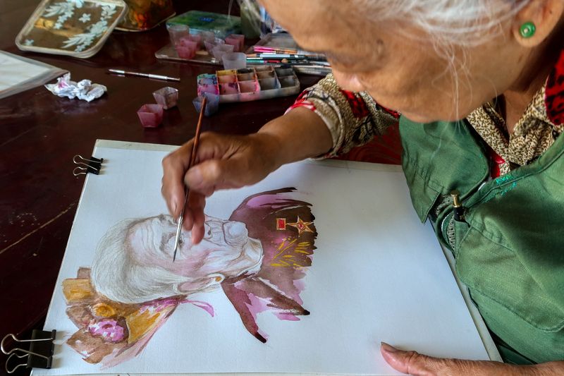 &copy; Reuters. Artista vietnamita pinta "mães heroicas", em Cao Lanh, Vietnã
08/03/2023
REUTERS/Thinh Nguyen