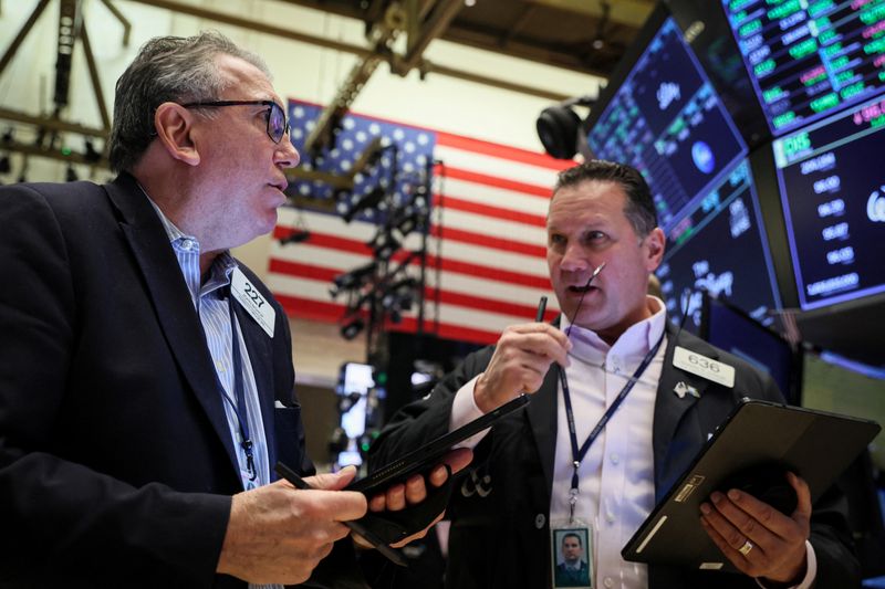 © Reuters. Traders work on the floor of the New York Stock Exchange (NYSE) in New York City, U.S., March 29, 2023.  REUTERS/Brendan McDermid