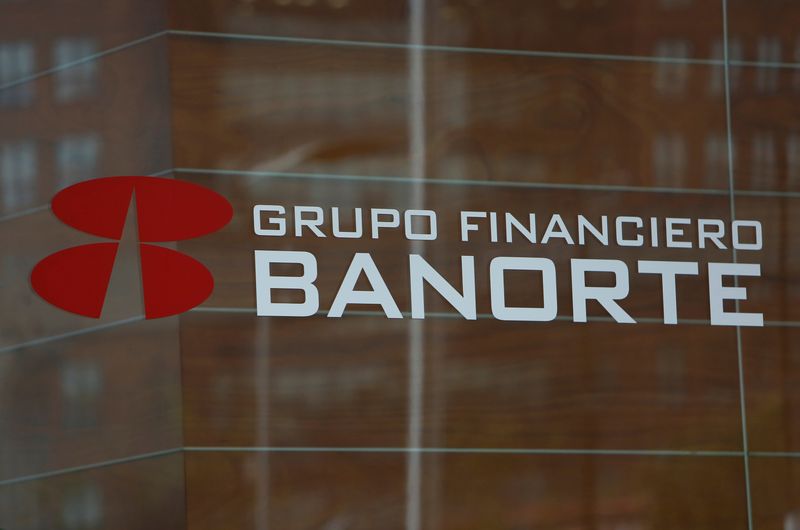 &copy; Reuters. FOTO DE ARCHIVO. El logo de Grupo Financiero Banorte en su sede en Ciudad de México, México, 10 de agosto de 2017. REUTERS/Ginnette Riquelme