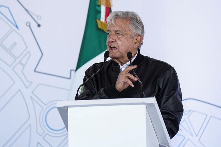 &copy; Reuters. El presidente de México, Andrés Manuel López Obrador, habla durante el anuncio de una expansión multimillonaria en la planta del fabricante de automóviles alemán BMW en San Luis Potosí, México, el 3 de febrero de 2023. REUTERS/Toya Sarno Jordan