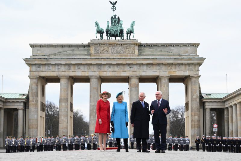 &copy; Reuters. Presidente alemão, Frank-Walter Steinmeier, rei Charles e suas esposas participam de cerimônia de boas-vindas em frente ao Portão de Brandemburgo, em Berlim
29/03/2023
REUTERS/Annegret Hilse