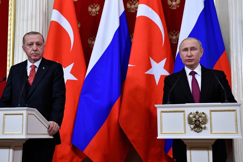 &copy; Reuters. الرئيسان الروسي فلاديمير بوتين والتركي رجب طيب أردوغان في مؤتمر صحفي بموكسو بصورة من أرشيف رويترز.