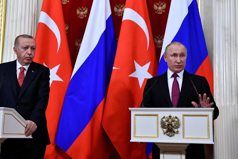 &copy; Reuters.   ３月２９日、トルコのエルドアン大統領（写真左）は、ロシアのプーチン大統領（同右）がトルコ南部のアックユ原子力発電所の落成式に合わせ、４月２７日に訪問する可能性があると明