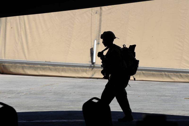 © Reuters. جندي أمريكي في مراسم تسليم قاعدة عسكرية من قوات الائتلاف بقيادة الولايات المتحدة إلى قوات الأمن العراقية شمال البلاد في صورة من أرشيف رويترز.