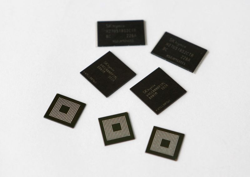 &copy; Reuters. FILE PHOTO: Mobile memory chips made by chipmaker SK Hynix are seen in this picture illustration taken May 10, 2013, Seoul, South Korea. REUTERS/Lee Jae-Won