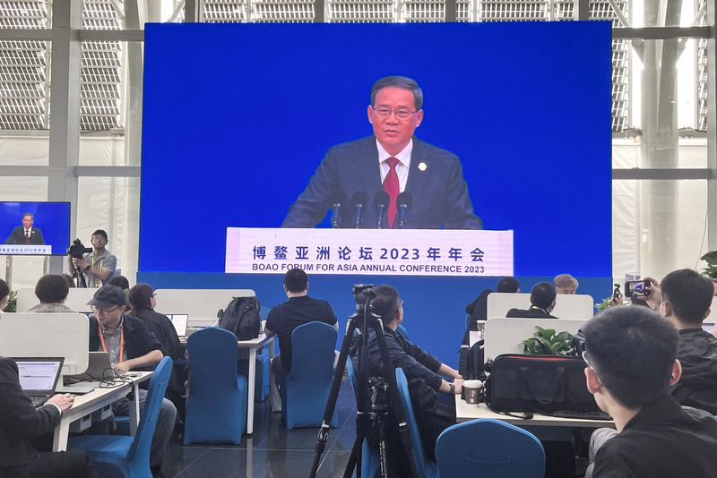 &copy; Reuters. 中国の李強首相は３０日、海南省で開催されている博鰲（ボアオ）フォーラムに出席し、３月の国内の経済状況は１─２月よりさらに良いと述べた。写真は同首相の開会式演説を中継する海