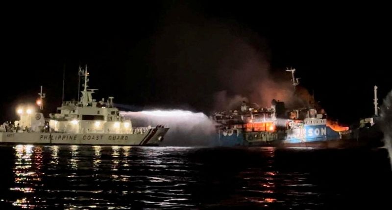 &copy; Reuters. Les garde-côtes philippins interviennent en cas d'incendie à bord du navire LADY MARY JOY 3 au large de l'île de Baluk-Baluk, Hadji Muhtamad, Basilan, Philippines. /29 mars 2023/REUTERS/Garde côtière