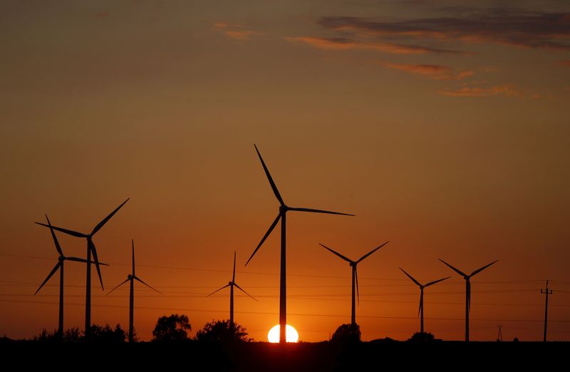 &copy; Reuters. FILE PHOTO: A sunset is seen through a wind farm near Puck, northern Poland, July 22, 2015. REUTERS/Kacper Pempel
