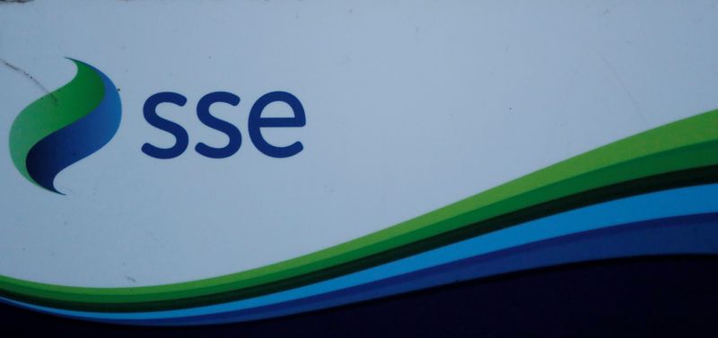 © Reuters. FILE PHOTO: An SSE company logo is seen on signage outside the Pitlochry Dam hydro electric power station in Pitlochry, Scotland, Britain, November 8, 2017. REUTERS/Russell Cheyne