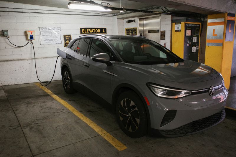 &copy; Reuters. FILE PHOTO: A Volkswagen ID.4 electric vehicle (EV) charges at an EV charging station inside a parking garage owned by the City of Baltimore, in Baltimore, Maryland, U.S., March 23, 2023. REUTERS/Bing Guan