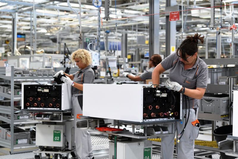 &copy; Reuters. 　３月３０日　ドイツの製造業では材料不足が緩和されたが、供給は理想的な状況からは程遠いことが独ＩＦＯ経済研究所が３０日公表した調査結果で明らかになった。写真は２０２２年８