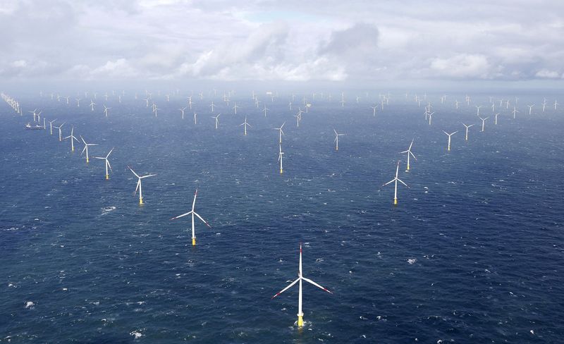 &copy; Reuters. FILE PHOTO: Power-generating windmill turbines are pictured at the 'Amrumbank West' offshore windpark in the northern sea near the island of Amrum, Germany September 4, 2015. REUTERS/Morris Mac Matzen