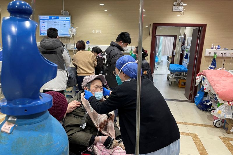 &copy; Reuters. طاقم طبي يساعد مريضا في تلقي العلاج في قسم طوارئ بمستشفى في شنغهاي بالصين يوم 17 يناير كانون الثاني 2023. تصوير رويترز.