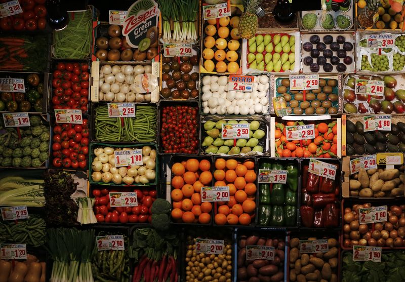 &copy; Reuters. FILE PHOTO: Fruits and vegetables are displayed to be sell at a shop of a food market in the Andalusian capital of Seville, southern Spain March 7, 2016. REUTERS/Marcelo del Pozo