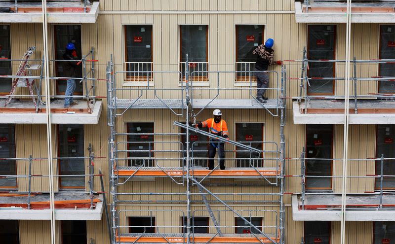 &copy; Reuters. FOTO DE ARCHIVO. Obreros trabajan en las obras de construcción de la villa olímpica de los Juegos Olímpicos de 2024, en Saint-Ouen, cerca de París, Francia. 24 de marzo de 2023. REUTERS/Christian Hartmann