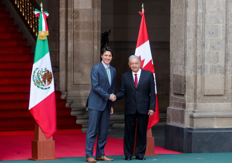 &copy; Reuters. FILE PHOTO: Canada's Prime Minister Justin Trudeau and Mexican President Andres Manuel Lopez Obrador greet as they attend an official welcoming ceremony during the North American Leader's Summit at National Palace in Mexico City, Mexico January 11, 2023. 
