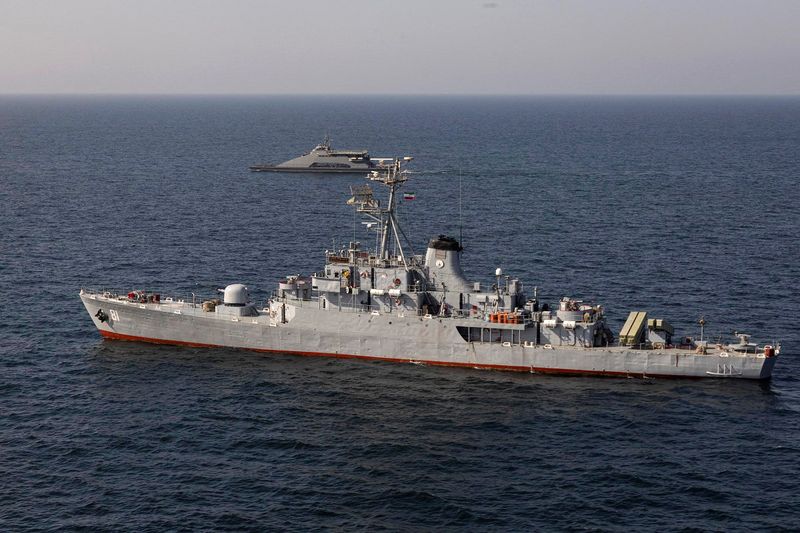© Reuters. سفينة حربية إيرانية خلال تدريبات عسكرية مشتركة مع روسيا والصين في خليج عمان بإيران يوم 17 مارس آذار 2023. صورة لرويترز من وكالة أنباء غرب آسيا. 