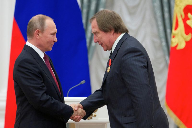 &copy; Reuters. FILE PHOTO: Russian President Vladimir Putin (L) shakes hands with artistic director of St. Petersburg House of Music Sergei Roldugin after awarding him during a ceremony at the Kremlin in Moscow, Russia, September 22, 2016. REUTERS/Ivan Sekretarev/Pool/F