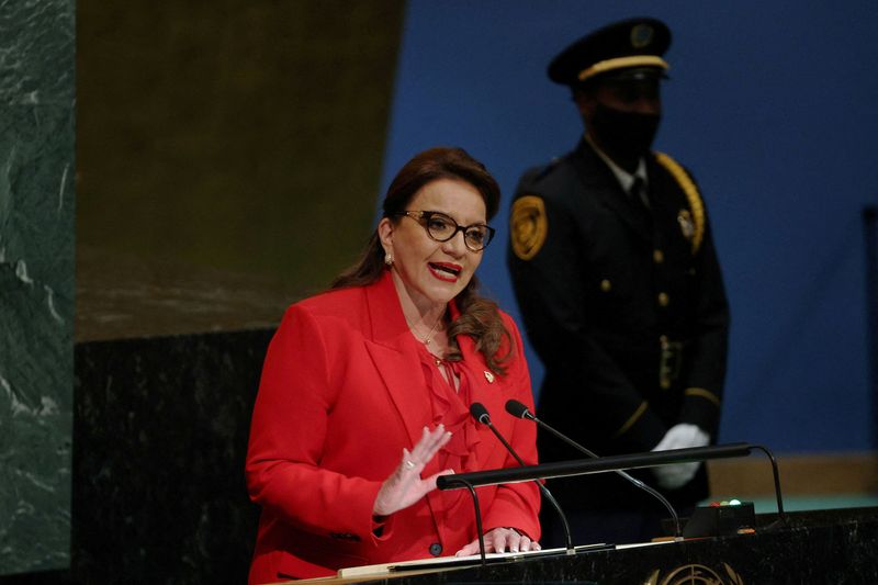 &copy; Reuters. رئيسة هندوراس زيومارا كاسترو أثناء إلقاء كلمة أمام الجمعية العامة للأمم المتحدة في نيويورك يوم 20 سبتمبر أيلول 2022. تصوير: عمرو الفقي – رويتر