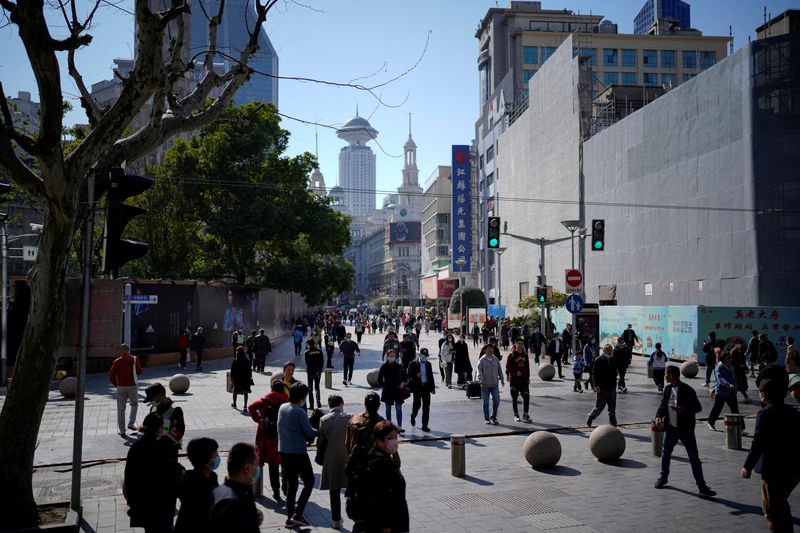&copy; Reuters. FILE PHOTO: People walk at the main shopping area in Shanghai, China, March 14, 2023. REUTERS/Aly Song