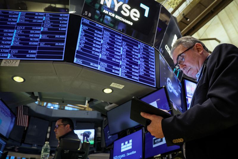 &copy; Reuters. FILE PHOTO: Traders work on the floor of the New York Stock Exchange (NYSE) in New York City, U.S., March 29, 2023.  REUTERS/Brendan McDermid