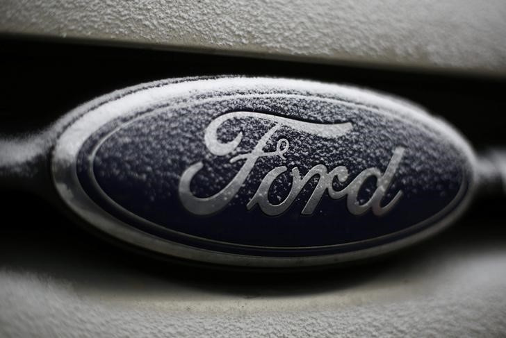&copy; Reuters. Imagen de archivo del logo de Ford en un auto bajo una nevada en Varsovia, Polonia.