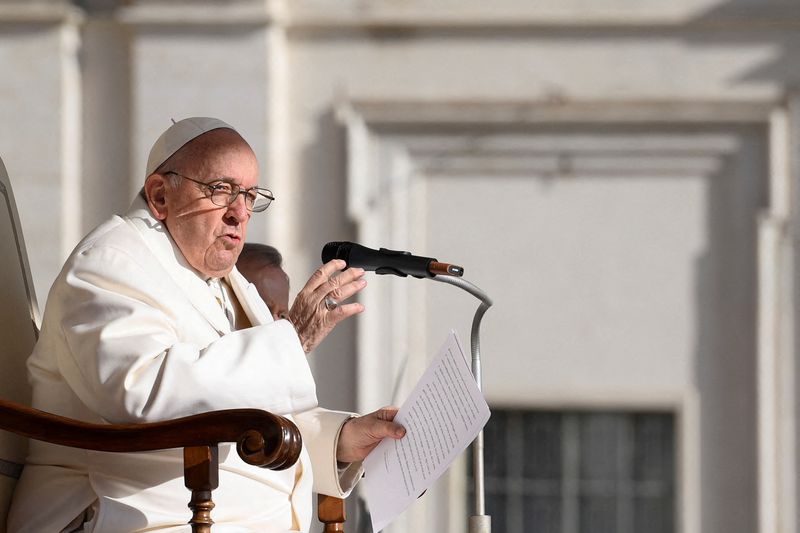 &copy; Reuters. البابا فرنسيس يتحدث في الفاتيكان يوم الأربعاء.  صورة لرويترز من مدينة الفاتيكان. 