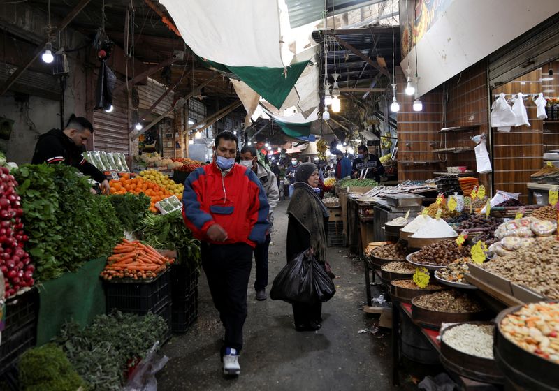 &copy; Reuters. أشخاص يسيرون في سوق بالعاصمة الأردنية عمان. صورة من أرشيف رويترز.