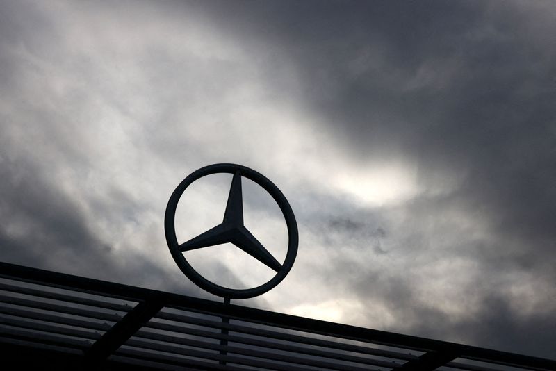 &copy; Reuters. FILE PHOTO: A logo of Mercedes-Benz is seen outside a Mercedes-Benz car dealer in Brussels, Belgium March 13, 2023. REUTERS/Yves Herman/File Photo