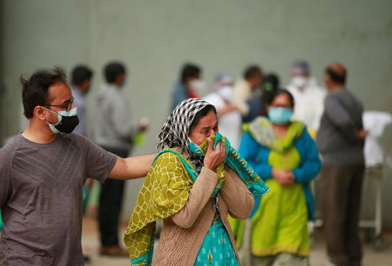 &copy; Reuters. أشخاص يضعون كمامات للوقاية من فيروس كورونا في أحمد أباد في الهند في صورة من أرشيف رويترز.